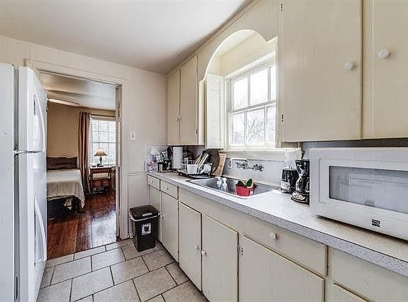 4th image of 214 University Ave