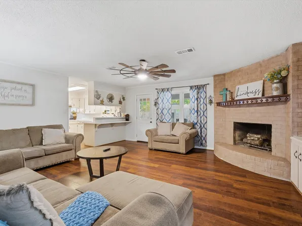 4014 Pin Oak Dr, Mont Belvieu, TX 77523