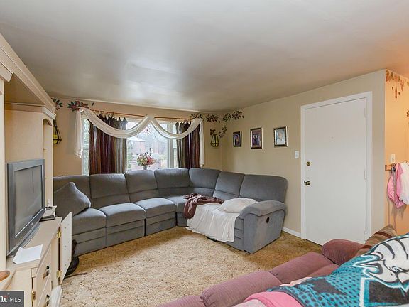 5th image of 4422 Bloomfield Ave