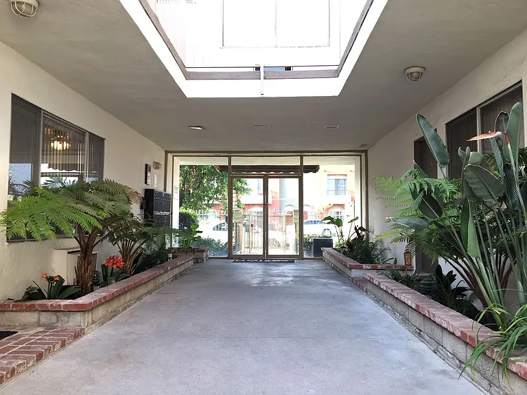Magnolia Apartments - Your Sherman Oaks Retreat! — Photo 28