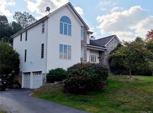 4 Princeton Dr, Highland Mills, NY 10930
