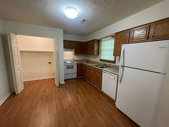 2nd image of 933 Grand Arbre Dr