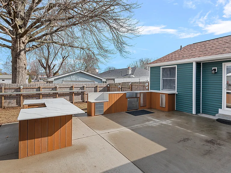 617 E Chestnut St — Photo 36