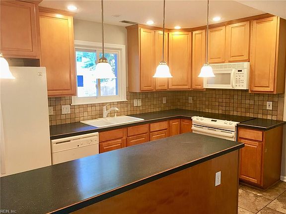 3rd image of 1301 Ghent Commons Dr