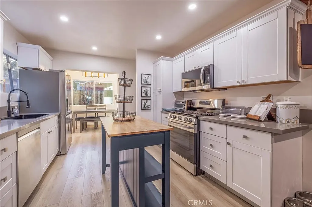 3 bed, 1372 sqft, $2,595 — Photo 3