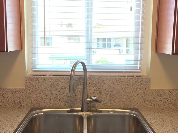 3rd image of 2225 Ocean Park Blvd APT 5