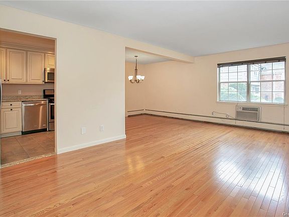 4th image of 67 Doxbury Ln