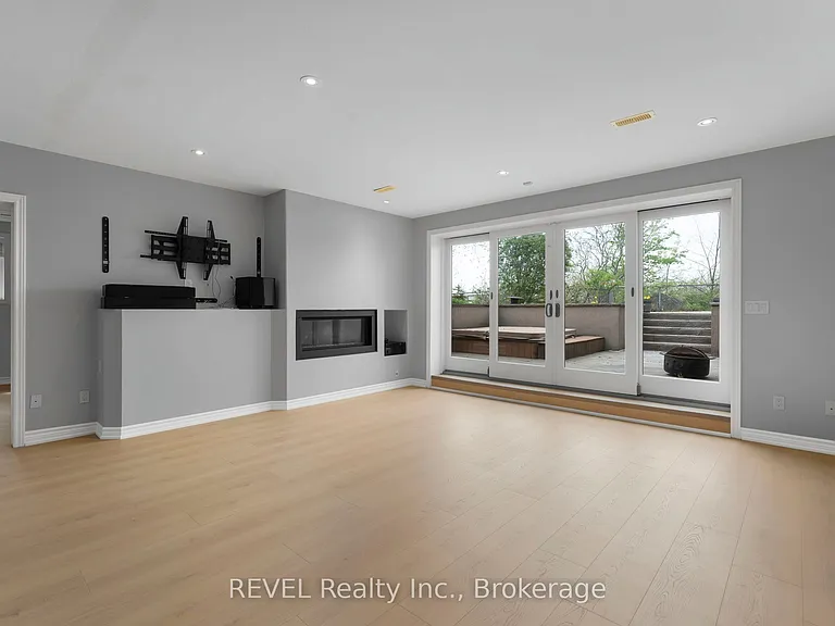 661 Clarence St — Photo 34
