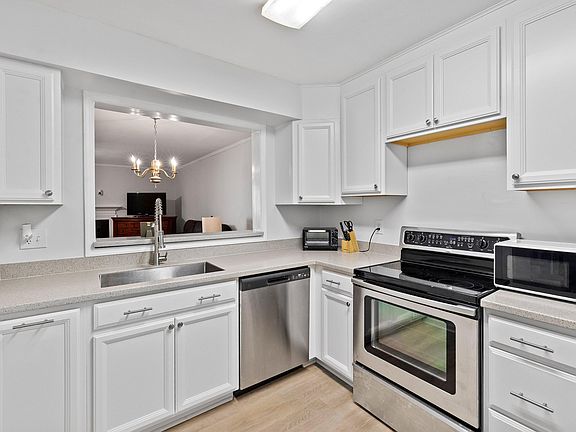 3rd image of 305 Broad Leaf Cir
