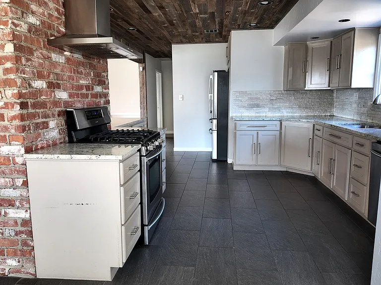 1251 E 31st Ct — Photo 18