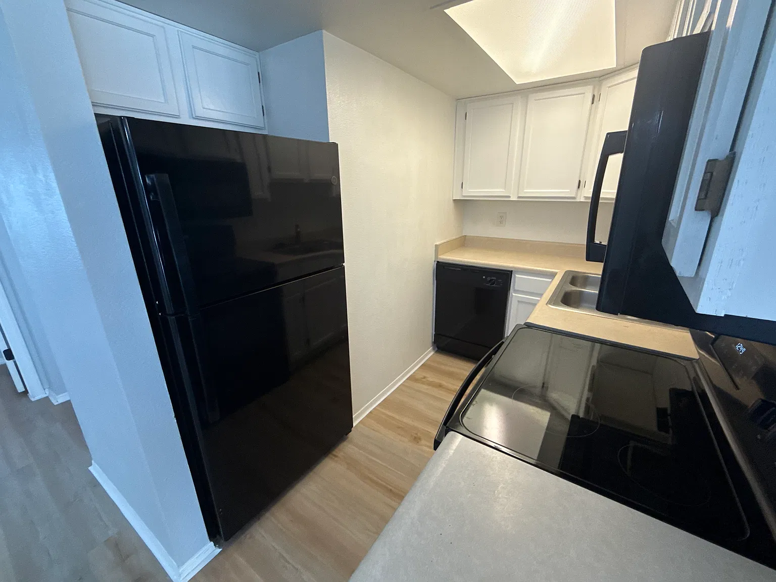 2 bed, 1.5 bath, 864 sqft, $1,625 — Photo 3
