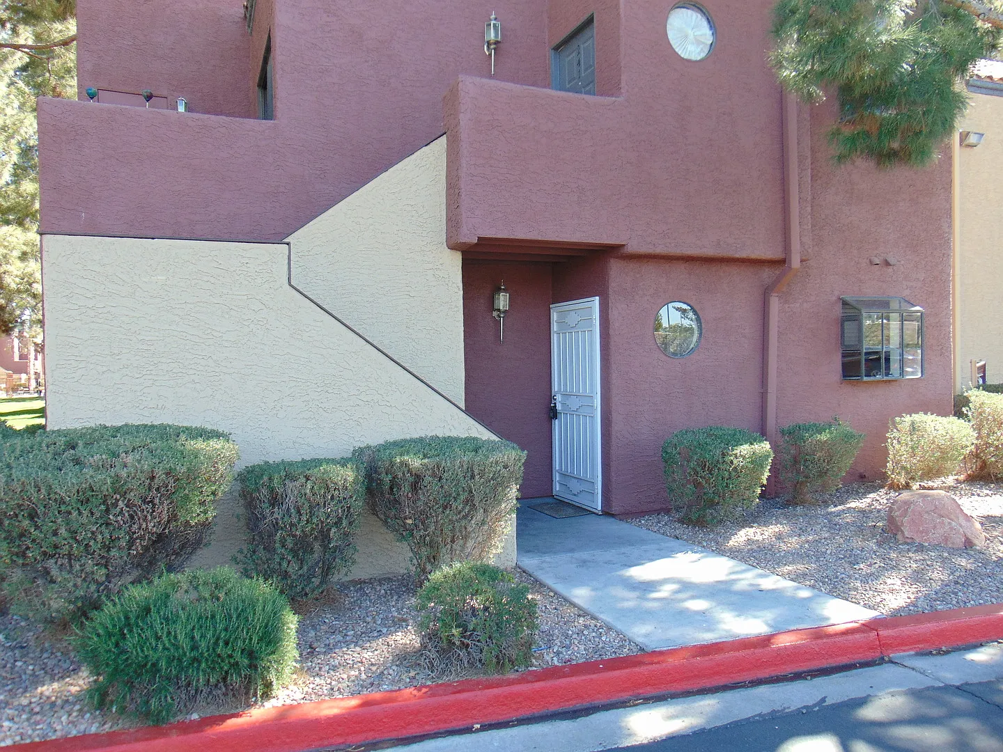Cute & Quaint 2 Bedroom Condo — Photo 2
