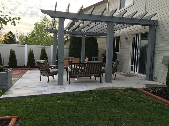 Covered Patio w/Indust Light