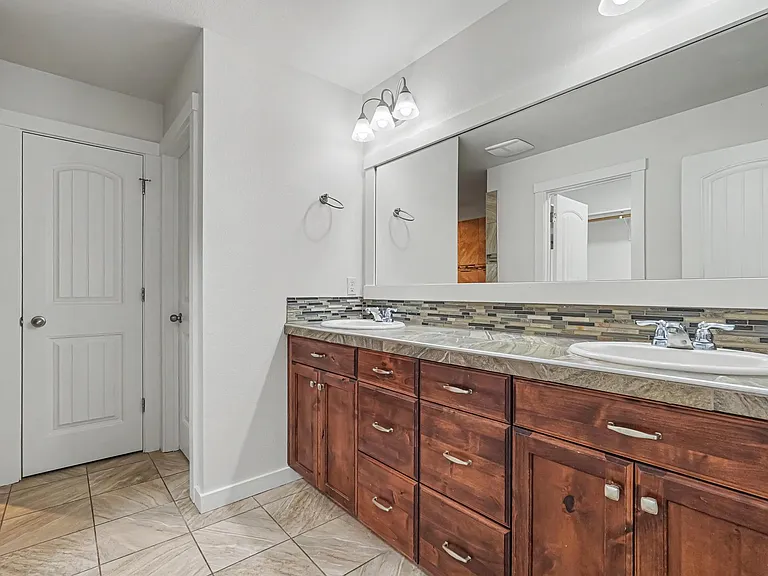 2040 Kelly Dr — Photo 22