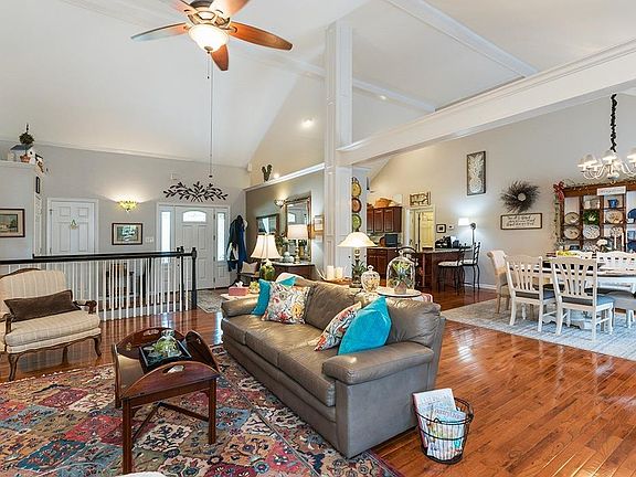 5th image of 300 Carriage Hill Ct