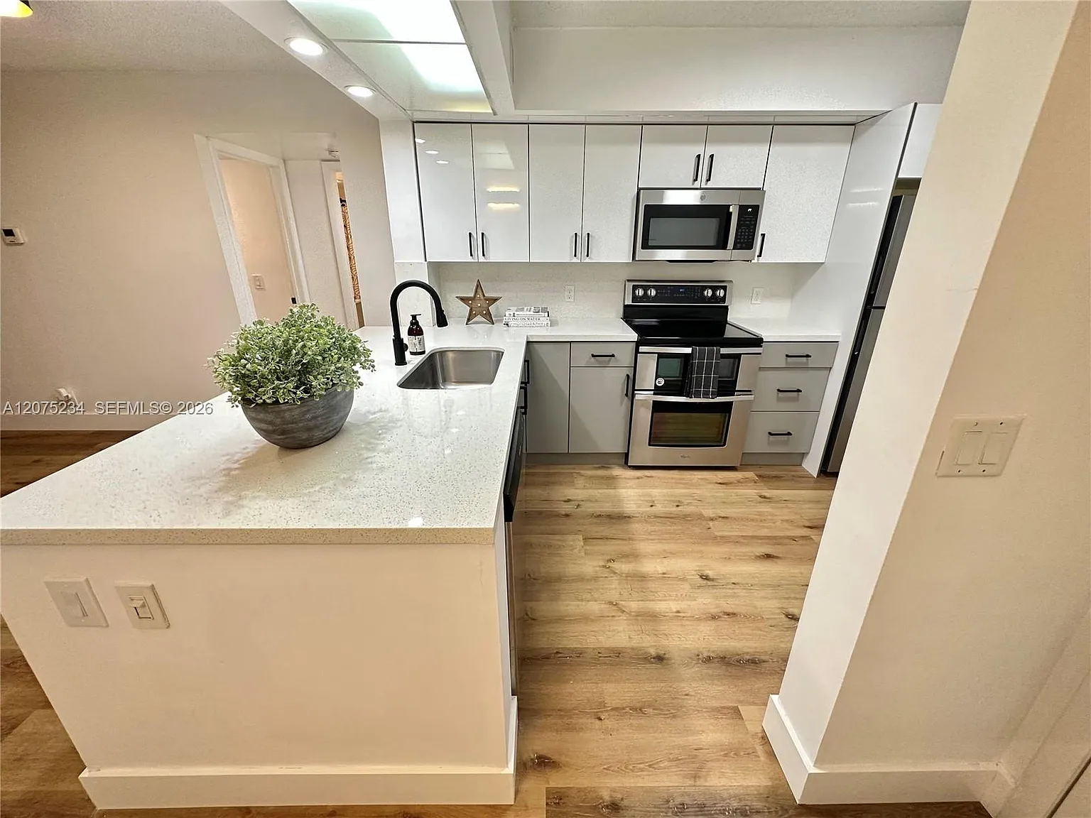 Lake Pointe Condominium N — Photo 4