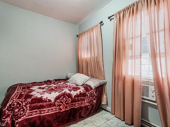 5th image of 312 S Spring St