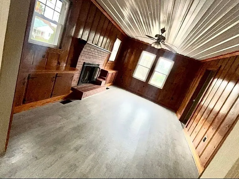 1009 Broadway St — Photo 4