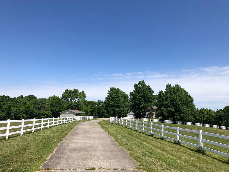 3224 Regency Dr — Photo 4