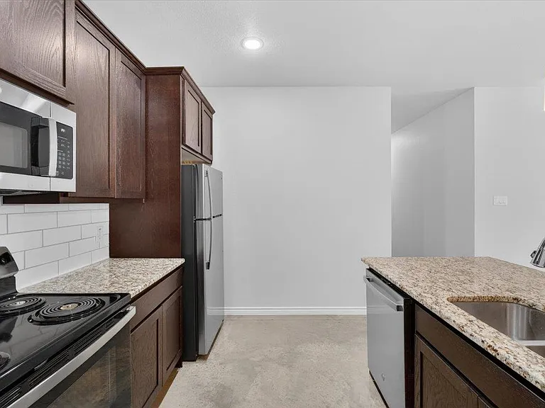 412 W Avenue C — Photo 17