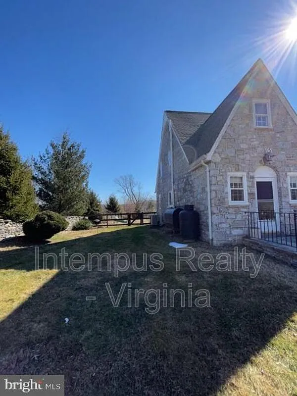 4 bed, 2.0 bath, 1092 sqft, $2,900 — Photo 4