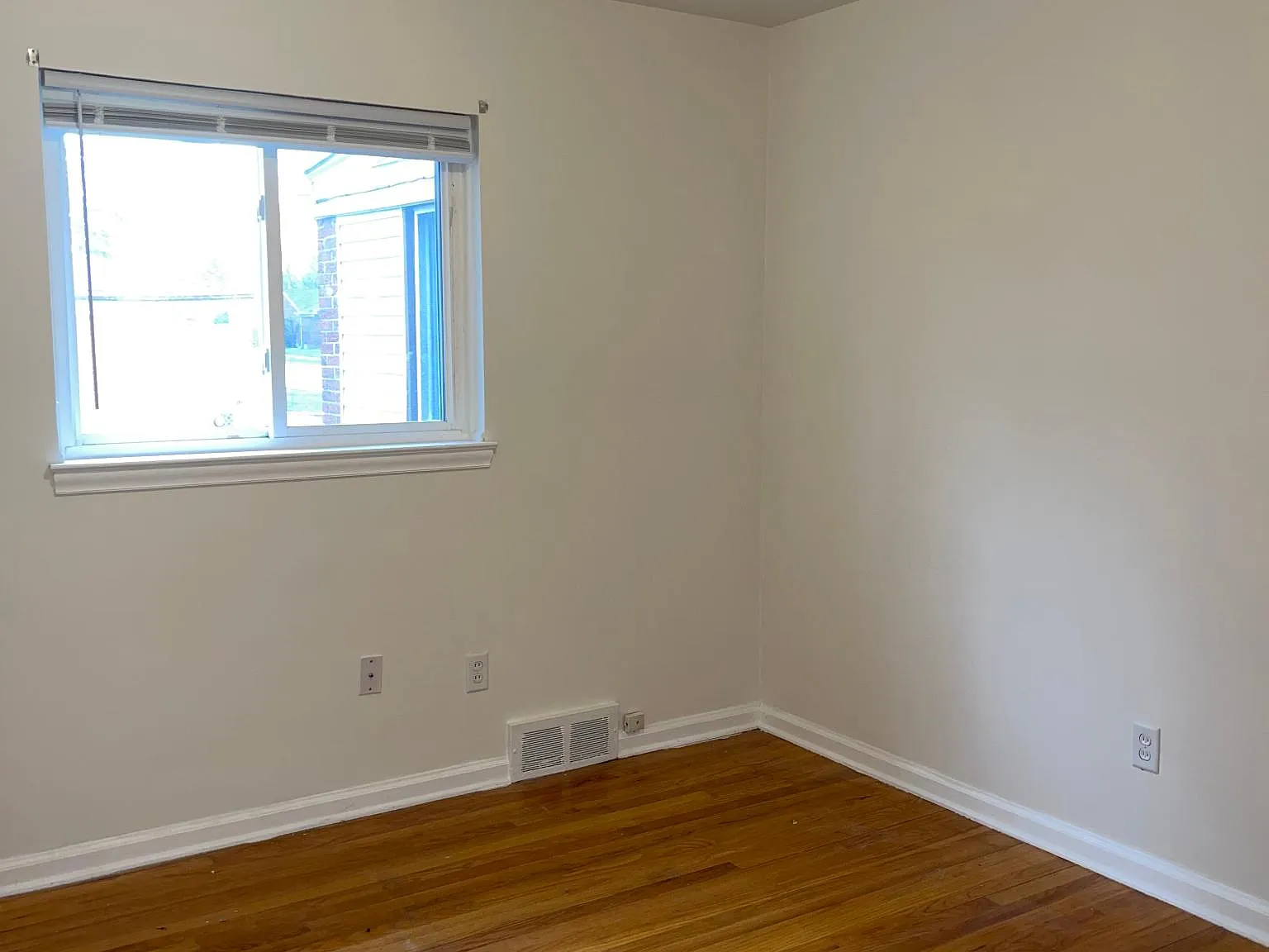 3 bed, 1.5 bath, 1422 sqft, $2,000 — Photo 3