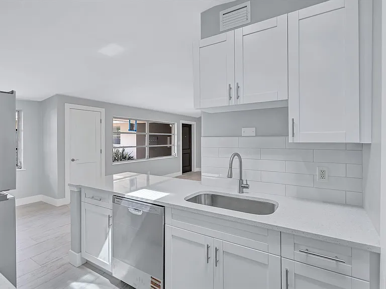 325 Capri Blvd — Photo 13