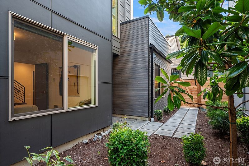 4th image of 5634 Fauntleroy Way SW #B