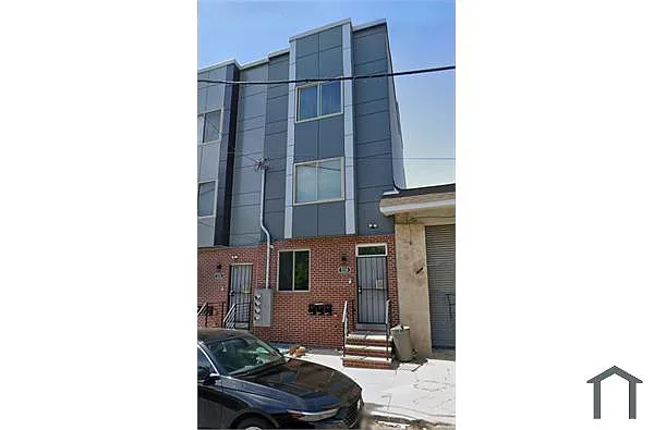 Building Photo - 2218 N Marshall St #2