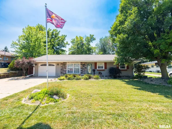 1321 Hilltop Dr, Pekin, IL 61554
