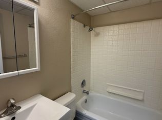 2220 C St APT 2, Lincoln, NE 68502