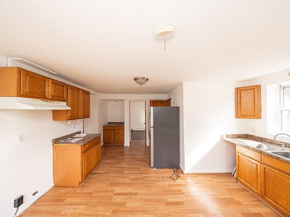 4th image of 151 Mechanic St