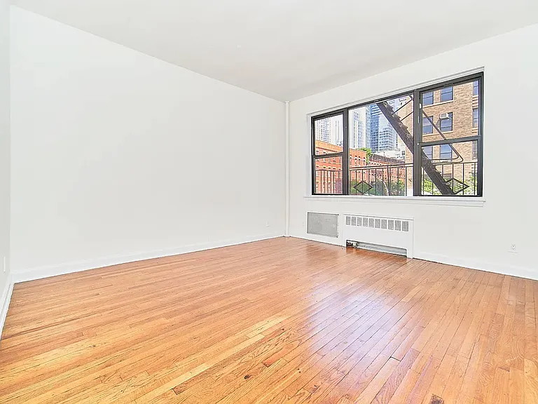 400 W 45th St #5D — Photo 2