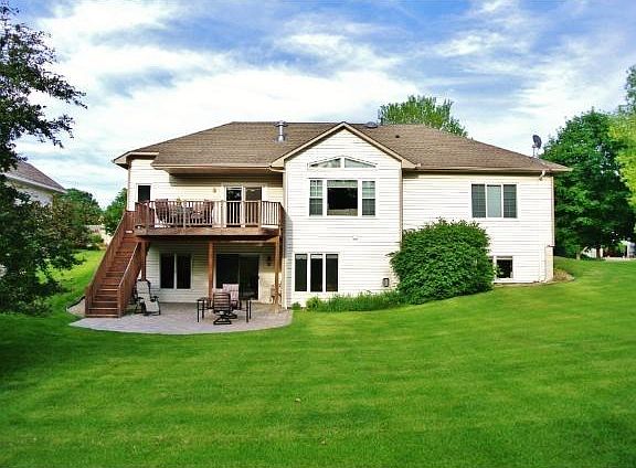 Nice flat backyard for lawn games