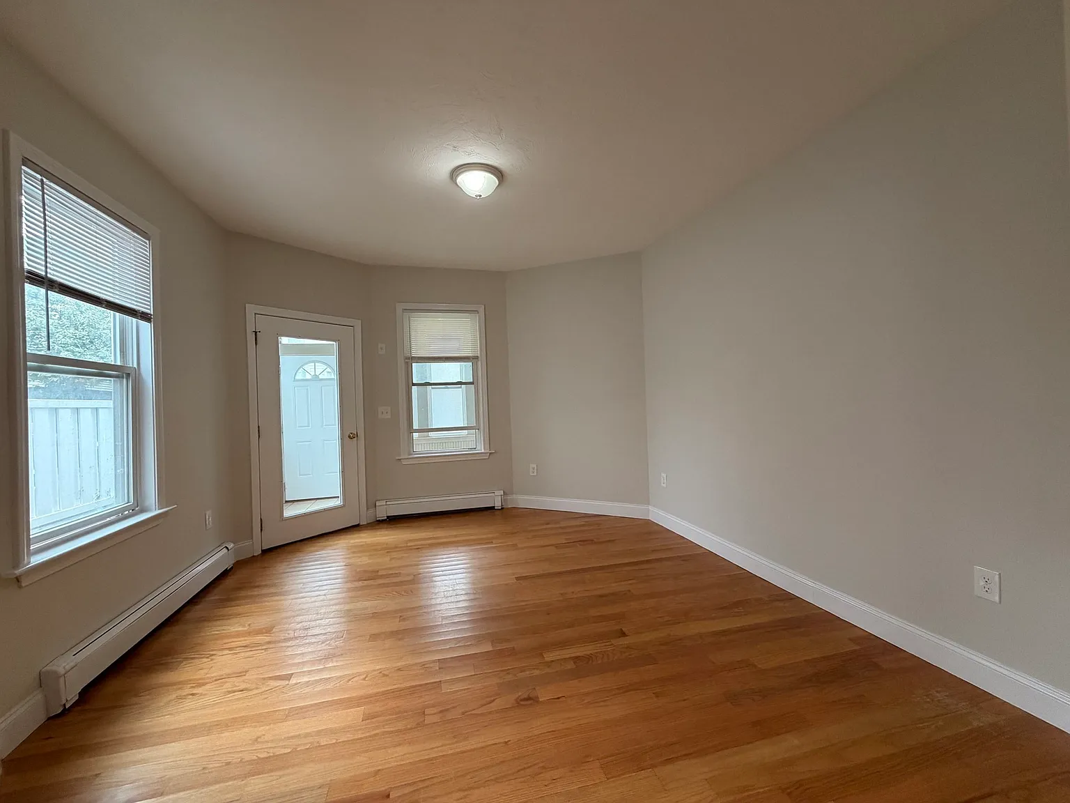 4 bed, 1.5 bath, 1400 sqft, $3,950 — Photo 4