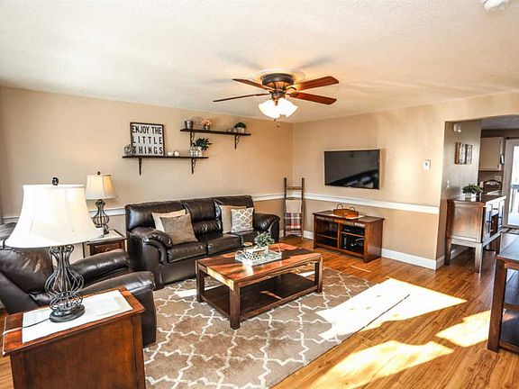 2nd image of 802 Foxtail Ln #2