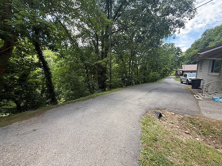 3708 E Shelbiana Rd — Photo 16