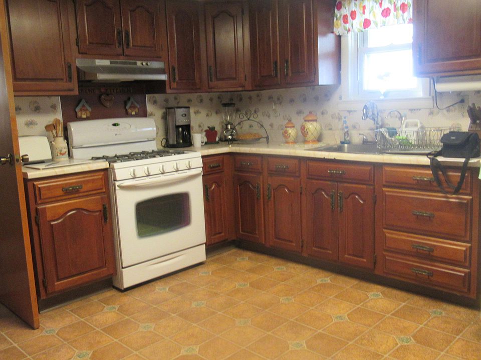 2nd image of 125 Welles St