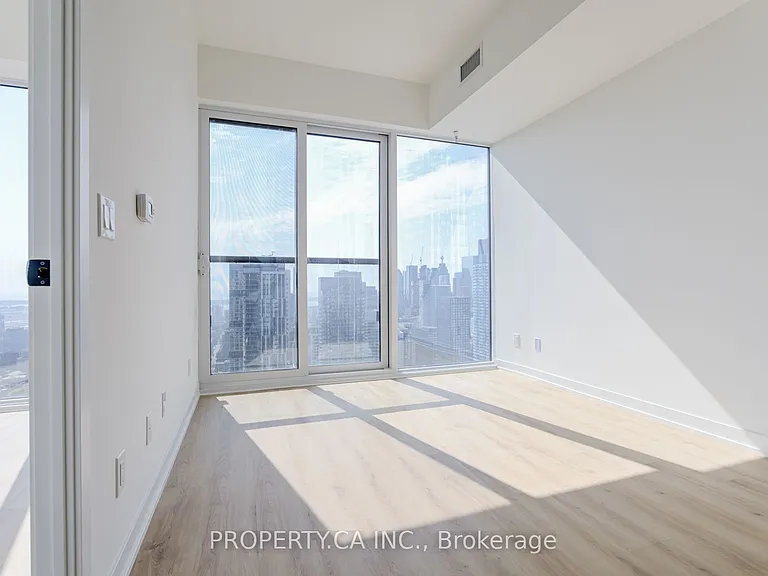 319 Jarvis St #LPH16 — Photo 9