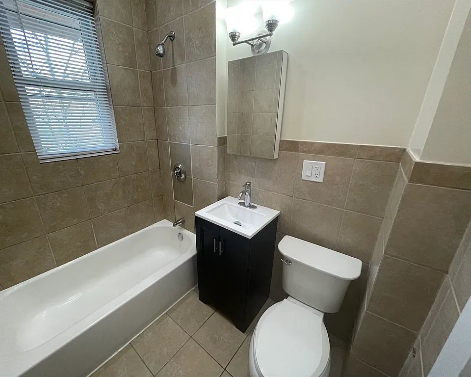 3 bed, 1.0 bath, 1300 sqft, $3,400 — Photo 4