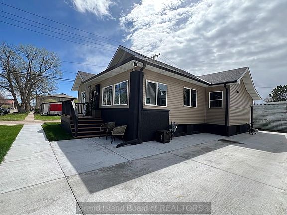 2nd image of 1011 W 4th St