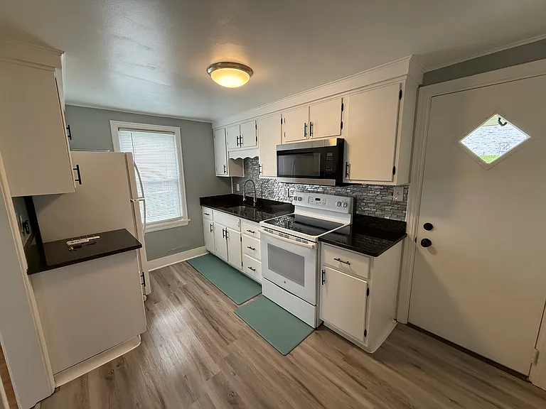 144 Oak St — Photo 3
