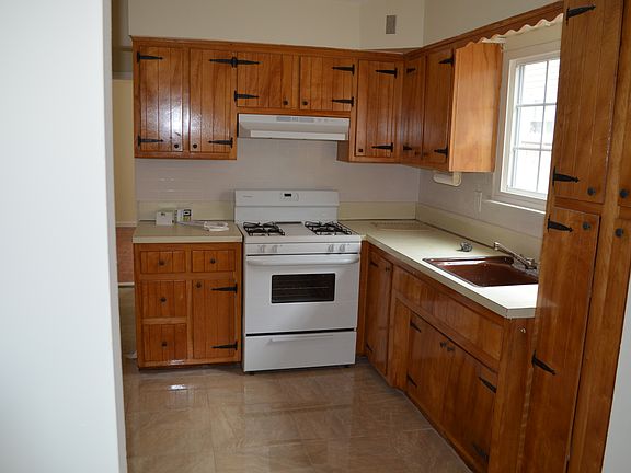 2nd image of 120 Woodbine Ave