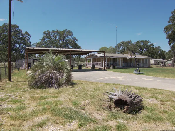 118 Flores Oaks, Floresville, TX 78114