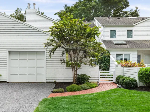 155 Hill St APT 15, Southampton, NY 11968