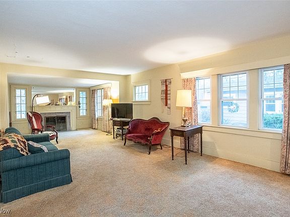 5th image of 283 Crestwood Ave