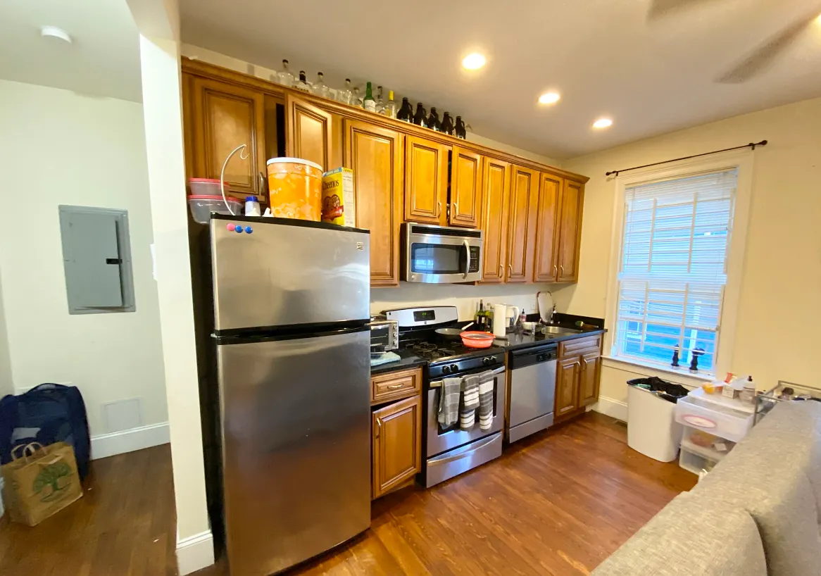 5 bed, 3000 sqft, $6,300 — Photo 1