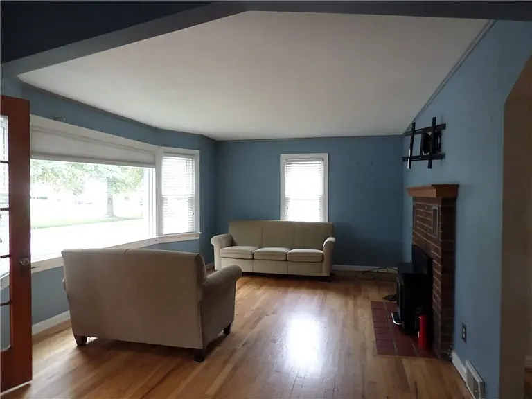 218 E 35th St — Photo 15