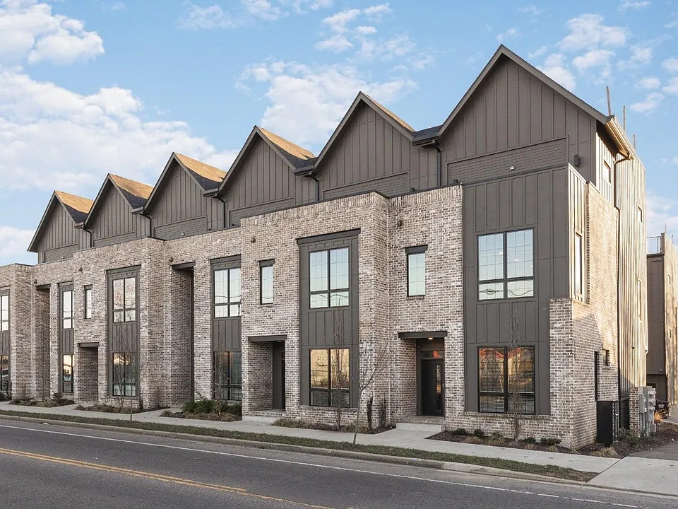 738 Douglas Ave #13