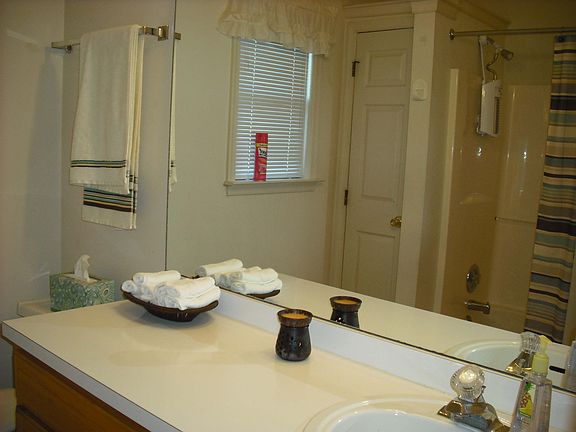 Full Bathroom 2